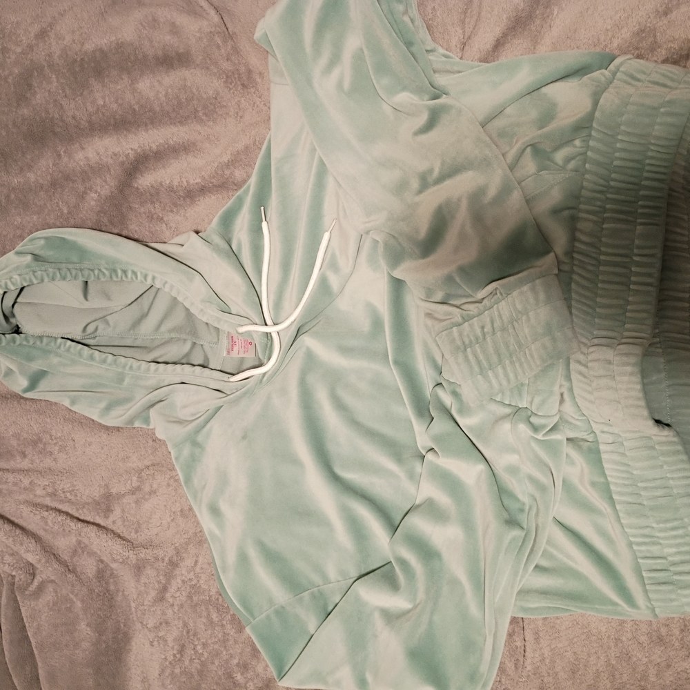 No Boundaries Green Hoodie Soft Relaxed Fit